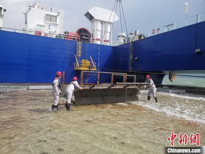 建设者在管顶上作业为沉放对接做好准备 曹瀚文 摄