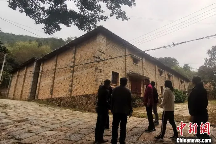 北硿华侨茶厂内完整保留了建厂至今的多栋建筑。　孙虹 摄