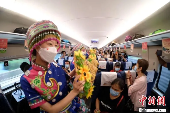 列车乘务员在G6791次列车上为乘客表演舞蹈 贺瑞民 摄