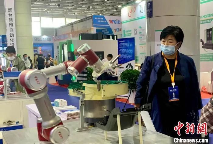此次大会与第十九届烟台国际装备制造业博览会同期、同地举办。　王娇妮 摄