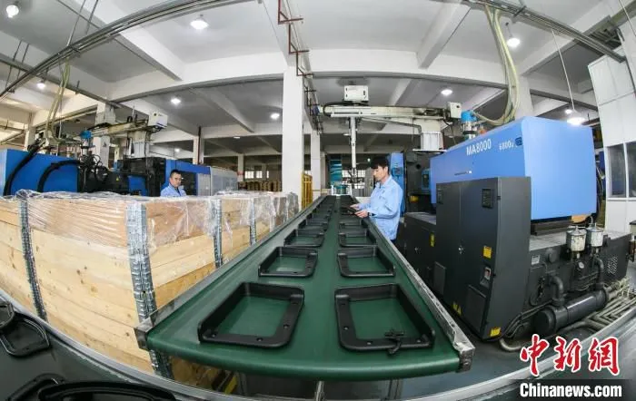 永艺家具车间 张卉 摄
