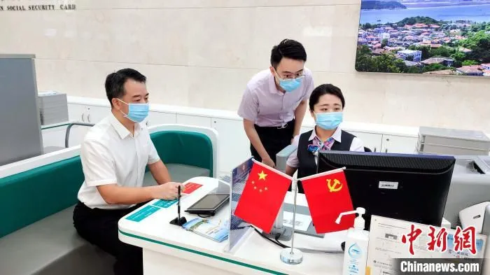 厦门农行负责人吴刚在柜台认购厦门市政府债券。　杨伏山 摄