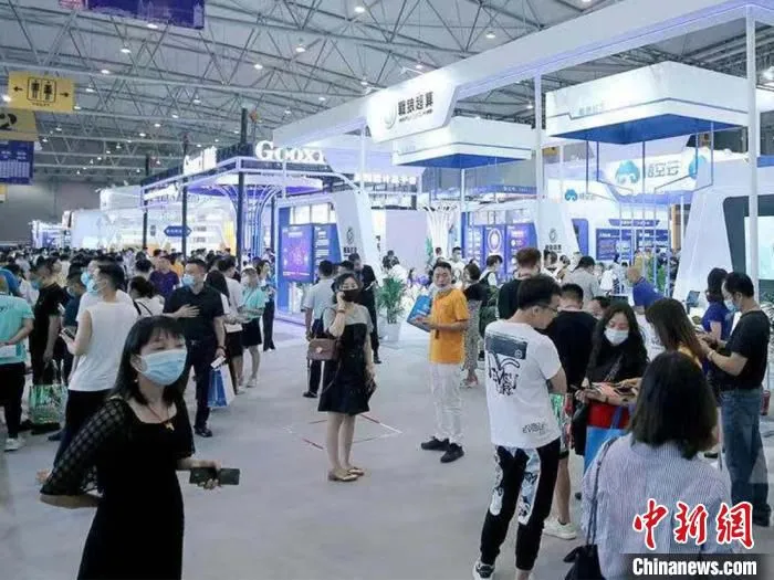 第九届中国(西部)电子信息博览会展馆现场。　杜成 摄