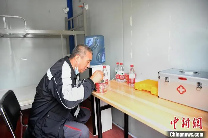 在京台高速码头出口，过往大货车司机在“司机之家”吃饭休息。　刘建斌 摄
