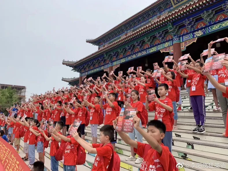 李阳微博上正在早读的疯狂英语学员。 