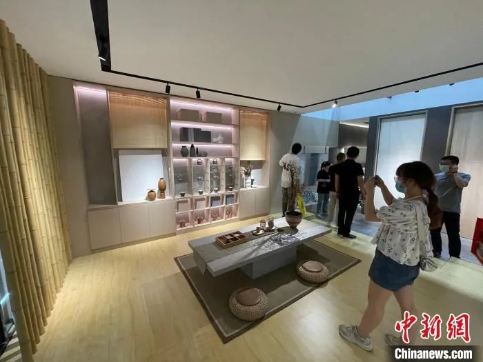 参展商展示的样板间吸引了不少观展者。　方伟彬 摄