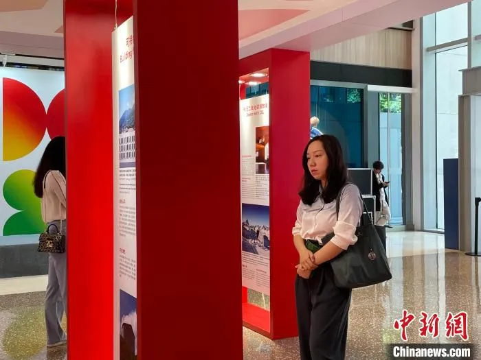 图为市民观展。　江杨烨 摄