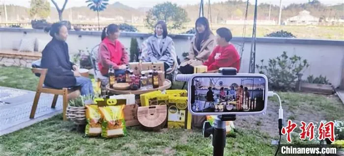 主播在直播带货 吴静 摄