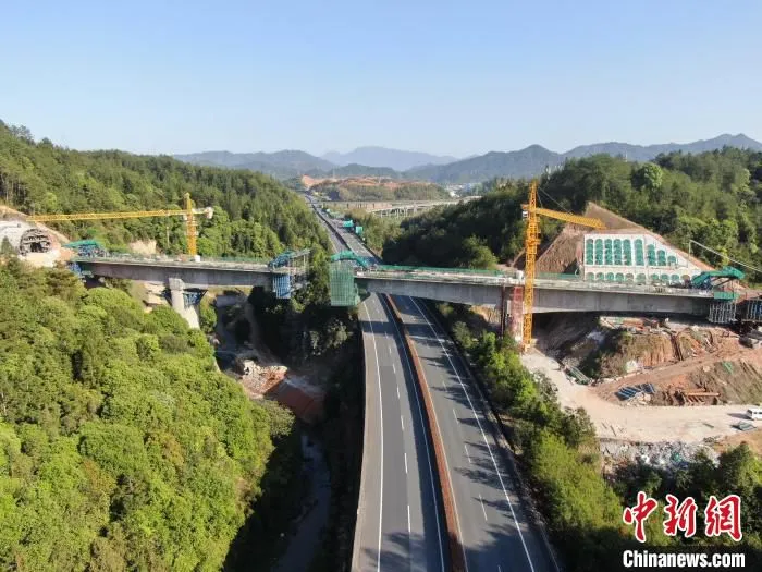 关山亭跨厦蓉高速大桥的贯通标志着龙龙铁路建设取得重大突破。　中铁十局供图