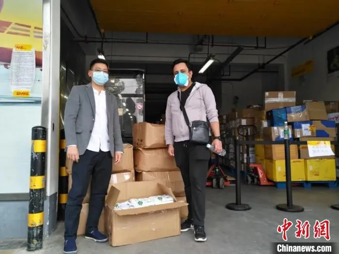 哈茨波(右)为湖南捐赠抗疫物资。　湖南-非洲企业合作中心供图