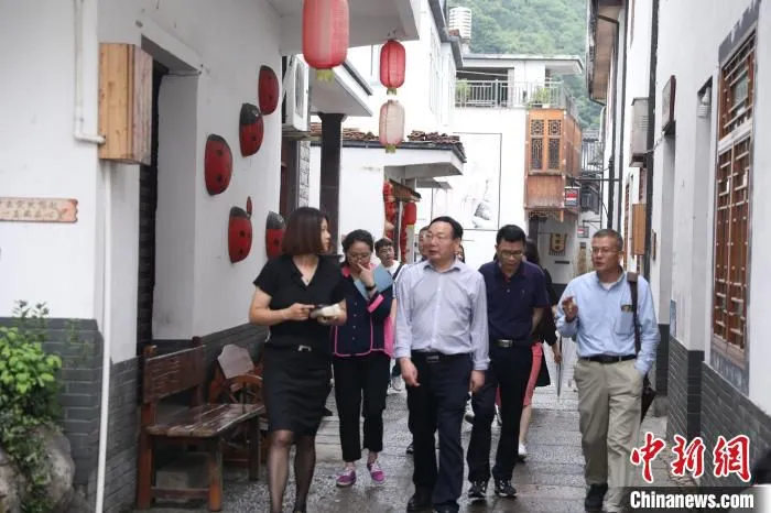 专家团队调研“龙门秘境”。　单倩霞 摄