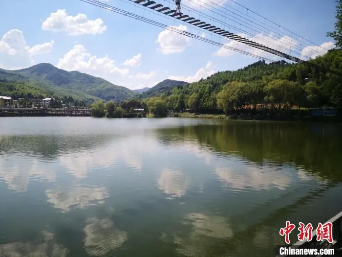 图为“天空之城”景区，刘亮摄。　刘亮 摄