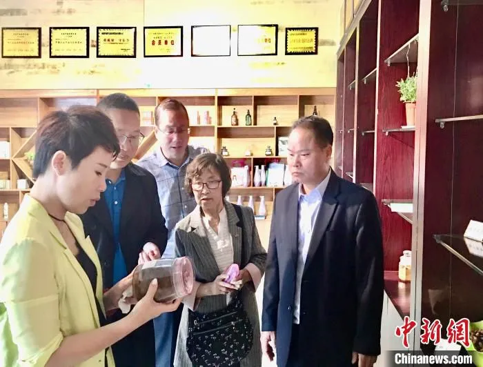 图为参观当地栀子深加工企业。　叶茂 摄