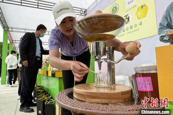 现场品尝。　李佩珊 摄