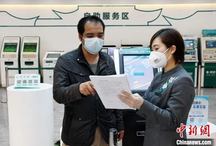 图为工作人员为用户办理业务。　国网福州供电公司 供图