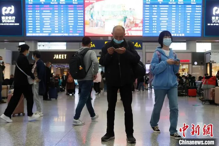 旅客在铁路上海虹桥站等待上车。　殷立勤 摄