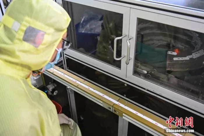 3月2日，广东省广州市，万孚生物工作人员查看供港新冠抗原检测试剂自动化生产线运作情况。 中新社记者 陈骥旻 摄 