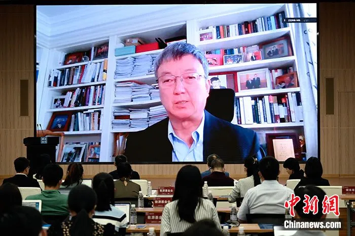 5月18日，清华大学国家金融研究院院长朱民参加中新社国是论坛之“能源中国——迈向碳达峰：地方经济转型与能源发展新机遇”时表示，碳中和是再造中国经济的巨大机遇，想象空间无比巨大。中新社记者 张兴龙 摄