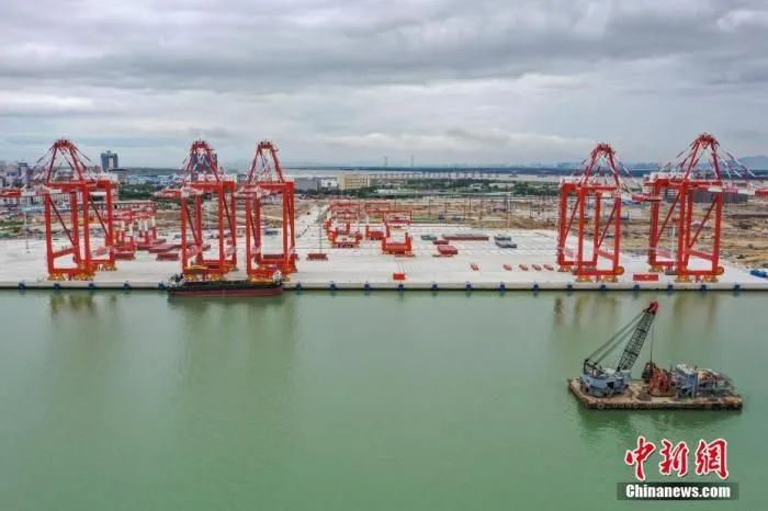 6月23日，广东省广州市，广州港南沙四期码头实船联合调试成功。该码头采用“单小车自动化岸桥、北斗导航无人驾驶智能集卡、堆场水平布置侧面装卸、港区全自动化”运作方案，是粤港澳大湾区首个全自动化码头。(无人机照片) 中新社记者 陈骥旻 摄 