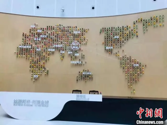 中国轻纺城的纺织品种达5万余种，销往192个国家和地区，日客流量超10万人次。　 胡亦心 摄