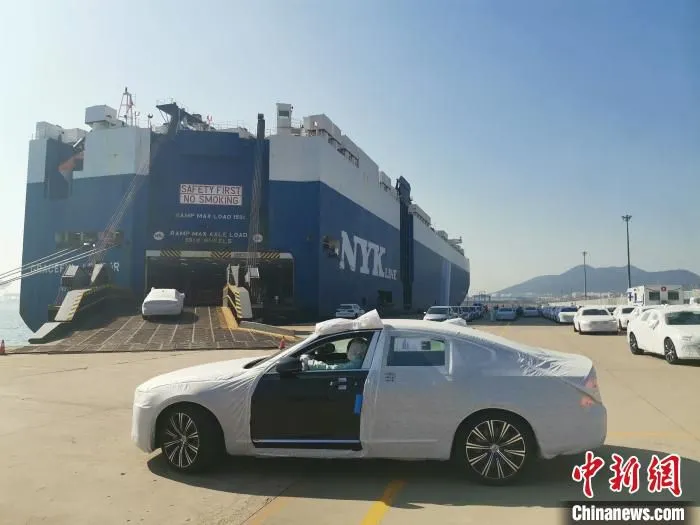图为121辆沃尔沃S90型商品车在大连汽车码头装船出海。　赵天一 摄