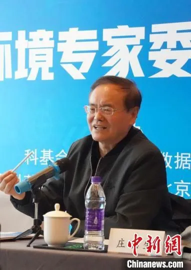 庄聪生发言。　潘旭临　摄