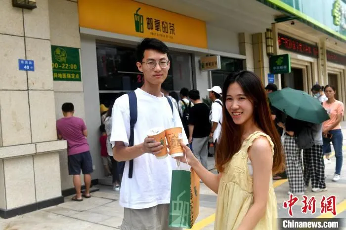 福州一奶茶店“走红”网络，吸引众人打卡。　吕明 摄