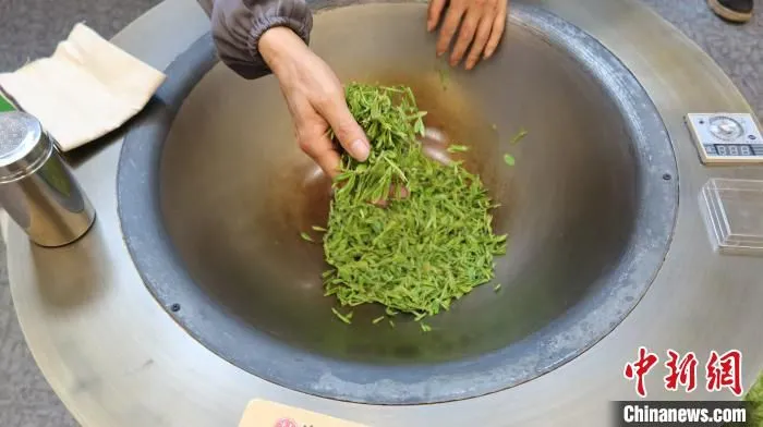 龙井茶炒制技艺。　董易鑫 摄