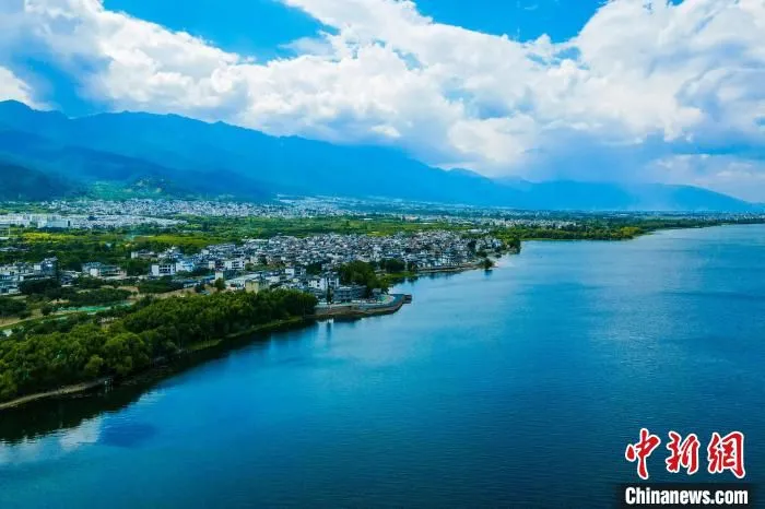 资料图为云南大理洱海生态廊道。　徐俊 摄
