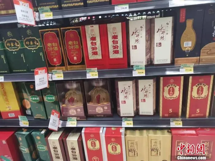 北京市丰台区一家超市的酒类区。 中新网记者 谢艺观 摄 北京市丰台区一家超市的酒类区。 中新网记者 谢艺观 摄