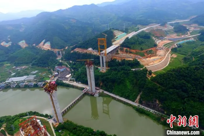 图为航拍正在建设中的莆炎高速沙溪大桥。　王东明 摄