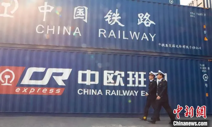 天津新港海关关员在天津集装箱中心站巡查。　天津海关供图