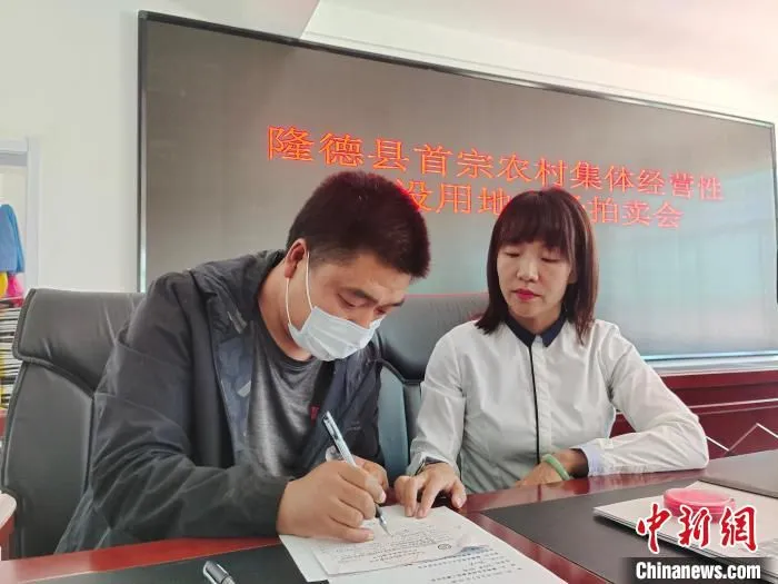 竞拍者中标签字。 齐轩 摄 竞拍者中标签字。 齐轩 摄