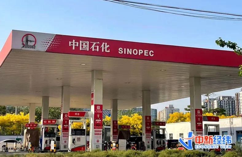 资料图：加油站。中新经纬张猛摄