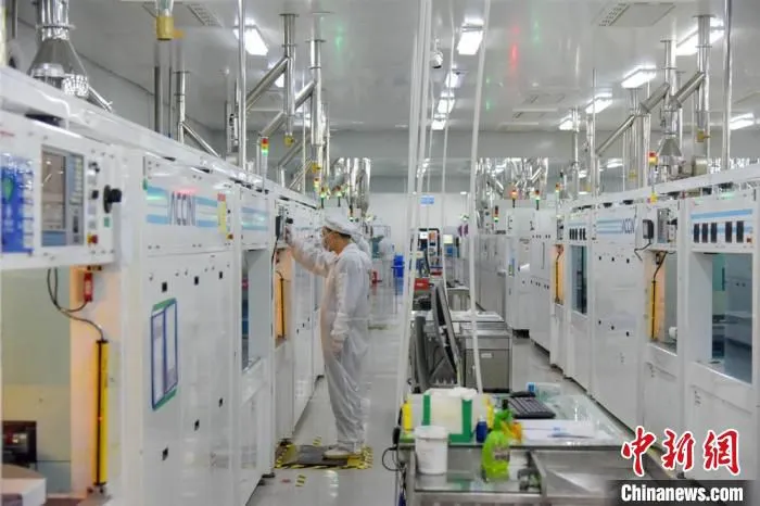 徐州鑫宇光伏科技有限公司生产车间。　沛县县委宣传部供图