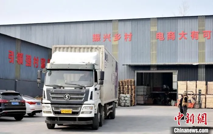 订单多的时候，一天走货车10多辆是常事。　朱志庚 摄