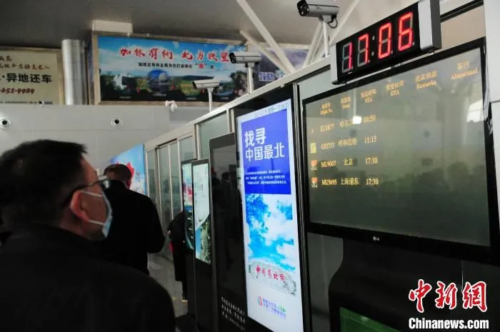 乘客在加格达奇机场查看航班。　姜辉 摄