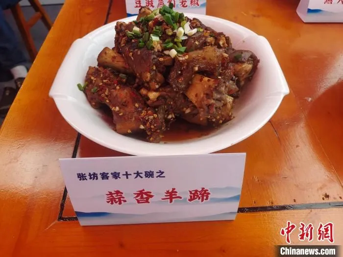 蒜香羊蹄。　唐小晴 摄