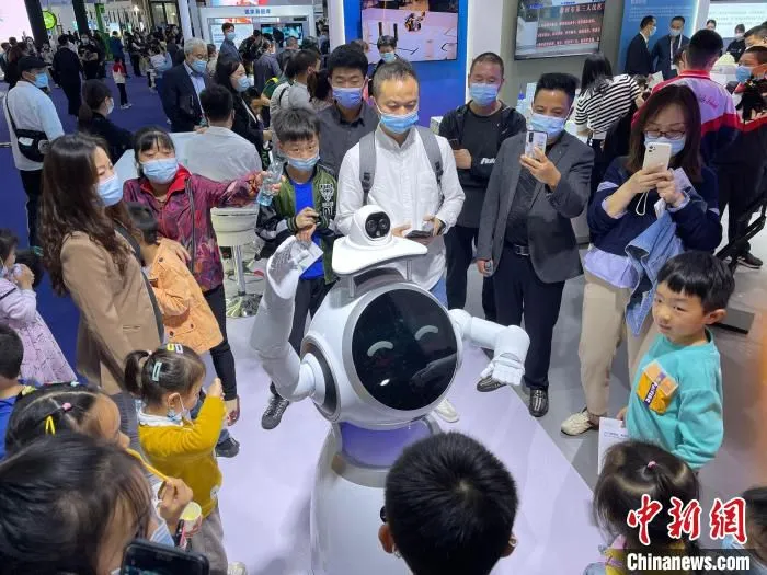 图为观众与智能机器人进行互动。　袁超 摄