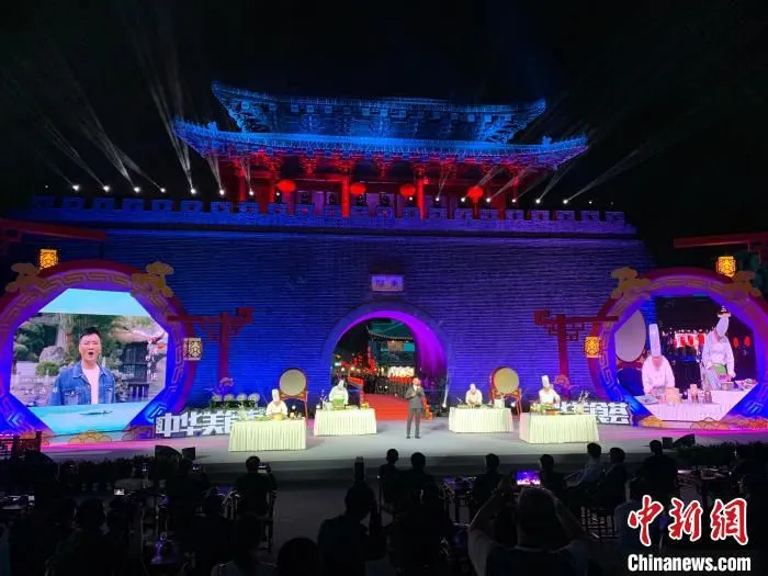 扬州烹饪大师们登台献艺，展示他们的拿手绝活。　崔佳明 摄