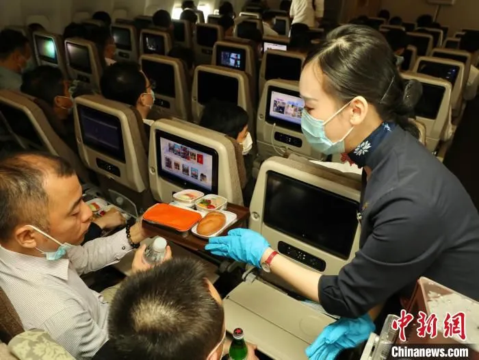 乘务员在碳中和航班上服务旅客。　东航供图
