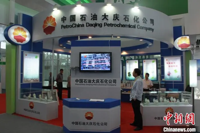 参展商游览“新博会”。(资料片) 黑龙江省国际博览发展促进中心供图