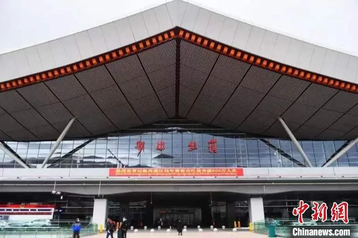图为拉萨贡嘎机场T3航站楼前悬挂庆祝民航西藏区局年旅客吞吐量突破600万人次横幅。　民航西藏区局供图