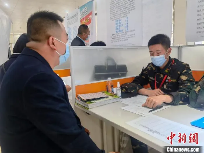 退役军人柖靖喆正在与用人单位进行交流。　高康迪 摄