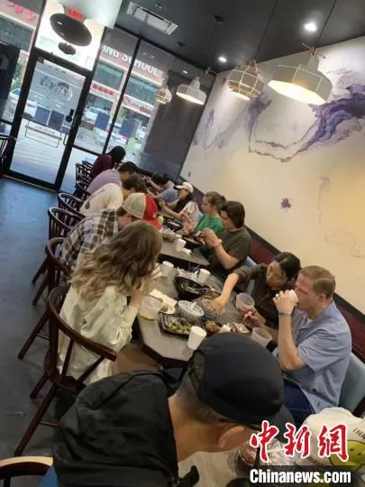 图为食客在陈玉竹开设的牛肉粉店吃粉。　受访者供图