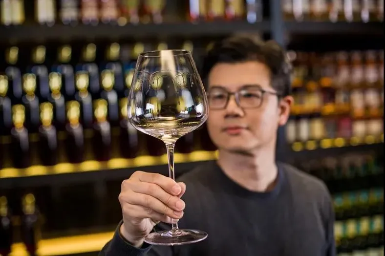 ↑用勃艮第酒杯看白酒挂杯