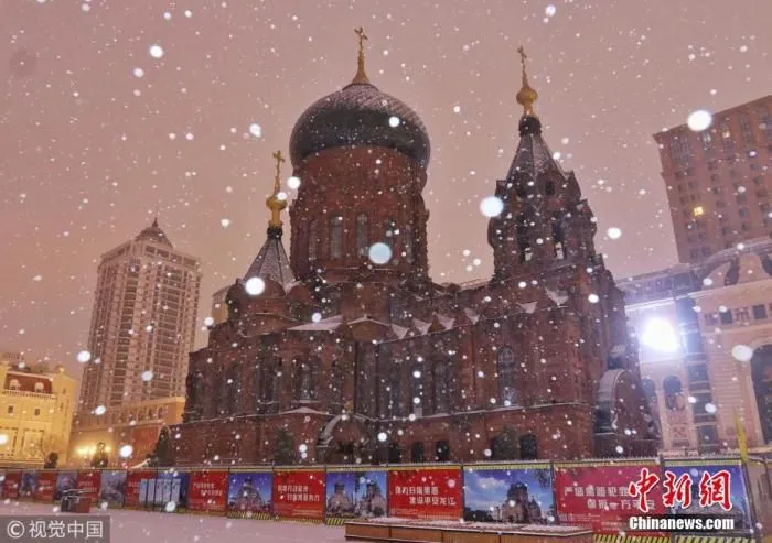 雪中的哈尔滨索菲亚教堂。 图片来源：视觉中国