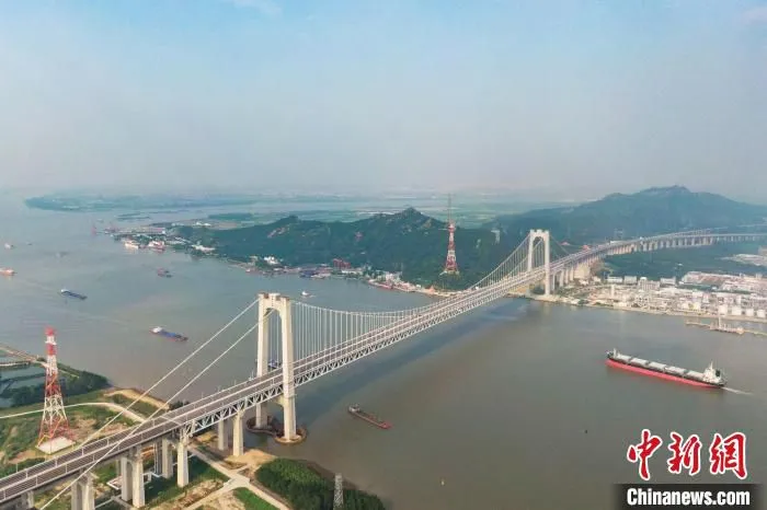 6月30日，五峰山长江大桥南北公路接线开通。当天，航拍中的五峰山长江大桥在蓝天白云的映衬下蔚为壮观。　泱波 摄