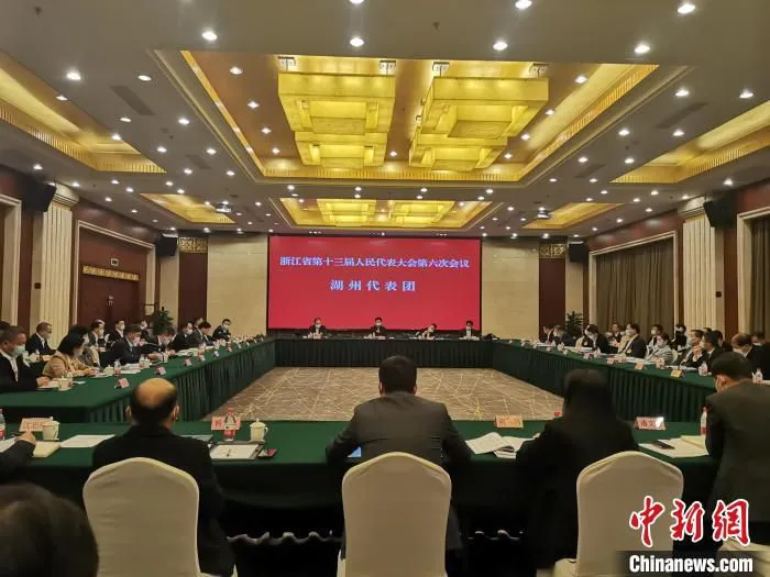 浙江省十三届人大六次会议湖州代表团现场 胡丰盛 摄