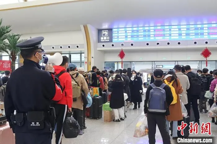 图为民警正在维护候车秩序。　开远铁路公安处供图